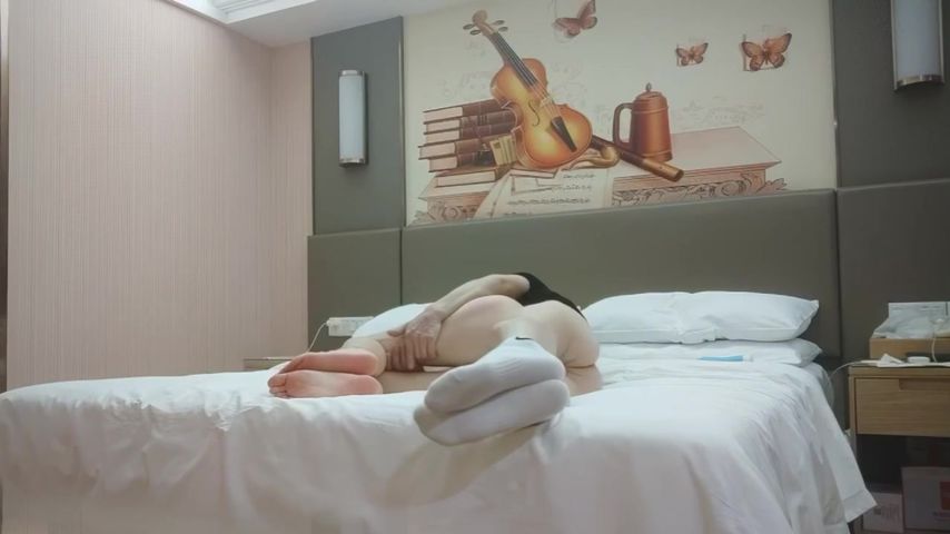 【69堂免费视频】170cm顶级外围女神，美腿长裙坐在身上揉胸，交叉姿势爆插小穴