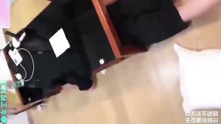 【69堂免费视频】【女王调教】JK美女和男友一起调教狗奴，各种虐待