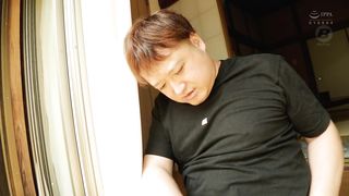 【69堂免费视频】“我爱老男人，”一个放荡的女仆在我耳边低语，让我射精了