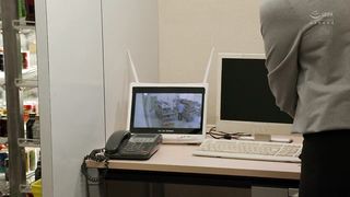 【69堂免费视频】让你用身体付出代价……” 贞洁妻子是肉奴，替入店行窃的女孩做这件事