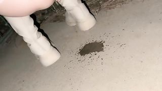 【69堂免费视频】两个骚女深夜驾车户外！没穿内裤塞着跳蛋！蹲着野外尿尿，深喉插嘴吐了，翘起屁股摸穴后入