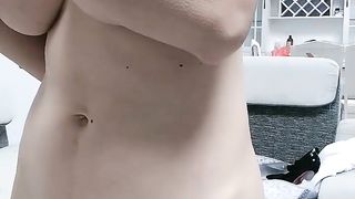 【69堂免费视频】主动骑乘位操的奶子直晃，双女轮流操，客厅干到厨房爽翻