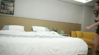 【69堂免费视频】【对白淫荡精彩】1000月就拿下齐逼牛仔裤黑丝骚熟女，舔屌足交一脸享受到高潮