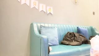 【69堂免费视频】【瘦猴探花】短发婴儿肥良家妹妹，趴在阳台撩裙内射