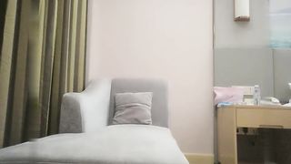 【69堂免费视频】3000网约极品女神，清纯粉嫩00后车模，沙发近景掰穴啪啪再现江湖，观感极佳劲爆刺激