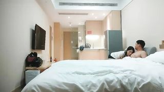 【69堂免费视频】千人斩林总寻花笑起来甜美外围妹，脱光光口交舔屌近距离拍摄，张开双腿猛操侧入抽插，还没搞完被妹子催烦了