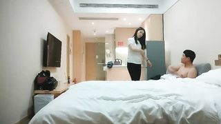 【69堂免费视频】千人斩林总寻花笑起来甜美外围妹，脱光光口交舔屌近距离拍摄，张开双腿猛操侧入抽插，还没搞完被妹子催烦了