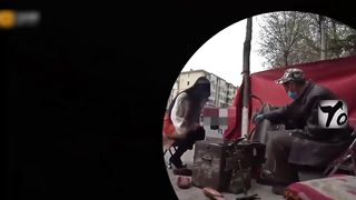 【69堂免费视频】【极限勾引】小姐姐闹市街区修鞋，唠嗑露出鲍鱼勾引修鞋大爷