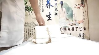 【69堂免费视频】【女子私密按摩】22岁白领良家，自己刮完逼毛来放松