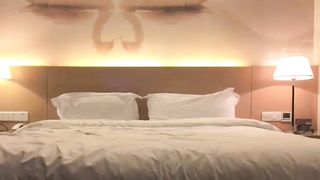 【69堂免费视频】单纯短发学妹穿着超短裙约炮，被大鸡巴猛男按住爆操淫水四溢