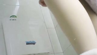 【69堂免费视频】【厕拍精品】年轻美女们上厕所，身材都很不错，粉嫩小穴喷尿很有力