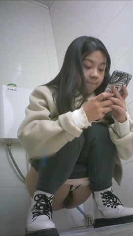 【69堂免费视频】【厕拍精品】年轻美女们上厕所，身材都很不错，粉嫩小穴喷尿很有力