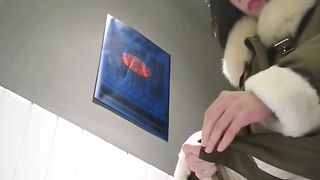 【69堂免费视频】【厕拍精品】被丝袜包裹的翘臀，微微撅起喷尿