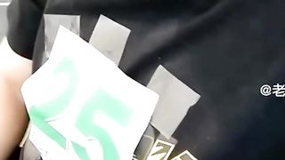 【69堂免费视频】趁老爸不在家性侵在睡觉的妈妈，强插了妈妈的老逼，母子对白极其淫荡