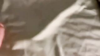 【69堂免费视频】趁表姐睡觉偷袭，内射太爽了