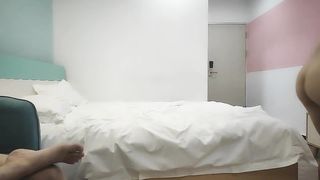 【69堂免费视频】好身材腰细胸大外围少女，牛仔短裤撩起衣服揉奶子，非常耐操往死里干，骑乘站立后入姿势换着猛操