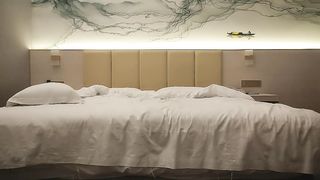 【69堂免费视频】极度淫荡花裙少妇 主动解开裤子手伸进衣服摸奶子 撩起裙子摸逼边口交 打桩中途休息自摸起来