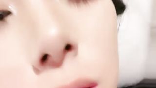 【69堂免费视频】深夜场约了个极品高颜值衬衣牛仔裤妹子，沙发上摸逼