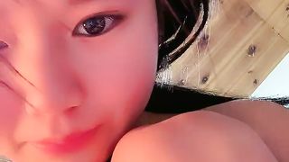 【69堂免费视频】超极品清纯小萝莉，全程露脸尿尿给狼友看，把逼逼和道具洗干净口交小哥的大鸡巴，让小哥舔逼道具抽插好骚啊