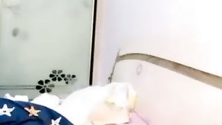 【69堂免费视频】长相甜美清纯萝莉萌妹首次和炮友居家啪啪秀，穿上棉袜吸奶扣逼调情，按着双腿进出抽插，上位骑乘猛操，让妹子自己动