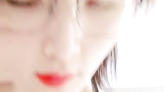 【69堂免费视频】高颜值清纯欲女约啪大哥，全程露脸舔鸡巴的时候都要看着镜头，主动上位求插让大哥各种蹂躏爆草，浪叫呻吟