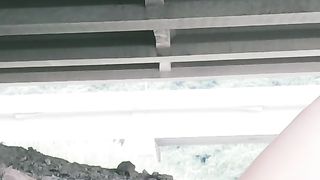 【69堂免费视频】大桥下偷情的野鸳鸯，刺激的户外直播小少妇全程露脸口交大鸡巴，主动上位抽插，让大哥压在身下爆草后入爆菊