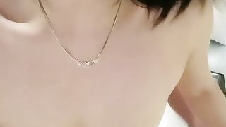 【69堂免费视频】温柔的舔弄大鸡巴，让大哥从床上干到床下