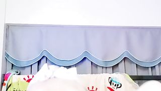 【69堂免费视频】大屁股气质大学生美眉和男友拿着单反机开房自拍