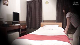 【69堂免费视频】她用顽皮的手抚摸着因深吻而肿胀的胯部