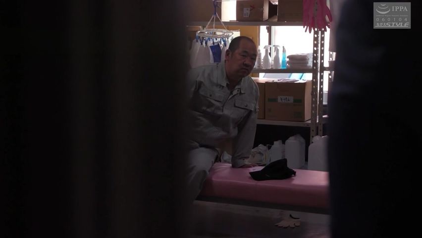 【69堂免费视频】她对着生鸡巴猛烈地扭动！新形式的乱伦