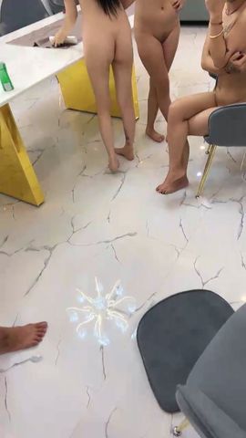 【69堂免费视频】无毛小穴骑乘位，屌太大慢慢没入