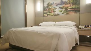 【69堂免费视频】极品空姐，黑丝大长腿，天使脸庞魔鬼身材，肤白貌美一对粉乳，注定一场难忘的交合 (1)