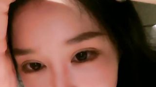 【69堂免费视频】酒店被大哥爆操，翘起屁股滴蜡，坐在椅子上操，极品美臀后入撞击，被大哥随意玩弄