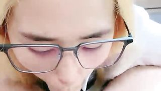 【69堂免费视频】JK装金发眼镜妹高筒袜_操的直喊老公，猛坐自己动，无套内射