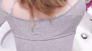 【69堂免费视频】露脸性爱私拍_吃完晚餐还想吃鸡巴就到厕所解决了应该没让朋友等太久_DeWatermark