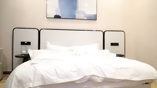 【69堂免费视频】小宝寻花白色短裙吊带萌妹子，口交舔屌近距离拍摄，上位骑乘翘起屁股后入，操的妹子呻吟娇喘连连