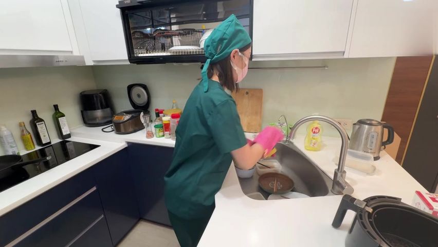 【69堂免费视频】女医生下班回到家还知道洗碗，趁小女友洗碗毫无防备走到背后脱下小胖次后入抽插小嫩穴