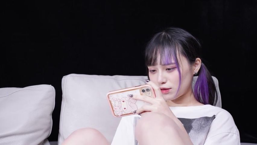 【69堂免费视频】超可爱的妹子，娇羞的样子真是让人十分怜爱，好想抱起来炒_DeWatermark