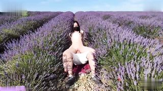 【69堂免费视频】为求刺激蓝天白云来到郊外和大鸡吧男友野战_被操边驱赶蚊虫还要不时观察着来人_上位打桩无套内射白虎