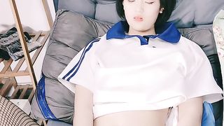 【69堂免费视频】学妹毕业了带她网络挣钱花，全程露脸黑丝情趣给她吃大鸡巴，娇嫩清纯道具抽插，呻吟可射