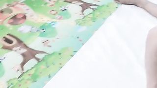 【69堂免费视频】群P激情大秀直播，这小哥达到了巅峰三个嫩妹伺候他，口交大鸡巴吃奶玩逼，多场景爆草抽插，淫声荡语不止