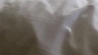 【69堂免费视频】高跟骚货人妻母狗，约炮大学生小学弟_老公在一边拍摄，被小弟弟抬起黑丝美腿甜小穴_爽的不要不要的