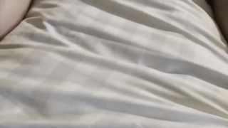 【69堂免费视频】高跟骚货人妻母狗，约炮大学生小学弟_老公在一边拍摄，被小弟弟抬起黑丝美腿甜小穴_爽的不要不要的