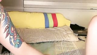 【69堂免费视频】极品身材的小少妇白虎小穴粉嫩多汁，让小哥在床上无套爆草抽插，浪荡呻吟给狼友看特写，压在身下爆草射精