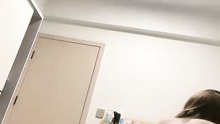 【69堂免费视频】眼镜小骚货坐在桌子上操逼黑丝美腿正入