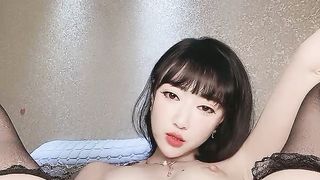 【69堂免费视频】网红美女近期下海特别肥唇粉穴张开双腿特写