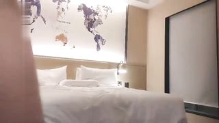 【69堂免费视频】高颜值苗条妹子继续第二炮连体网袜互摸口交