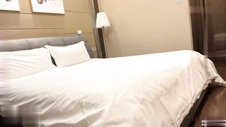 【69堂免费视频】带回酒店智斗一番成功灌醉弄上床_谁知操到一半发酒疯_等她睡稳了继续干