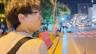 【69堂免费视频】泰神啦！情色旅游EP_1_芭达雅椰子树下带妹子回家双飞！脱下裤子后发现有点东西_