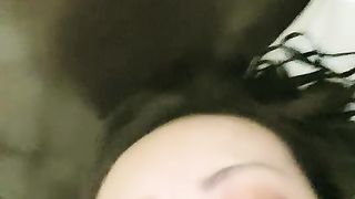 【69堂免费视频】俊男靓女激情3P玩弄风骚小母狗，渣男接了杯尿给骚逼喝真淫荡，一起鸳鸯浴，玩奶子弄逼被男人草了被女人草